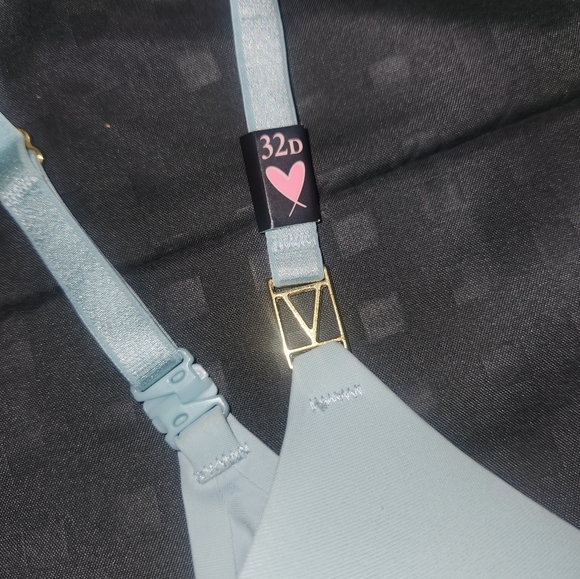 Victoria Secret Bra uplift plunge - Picture 2 of 6